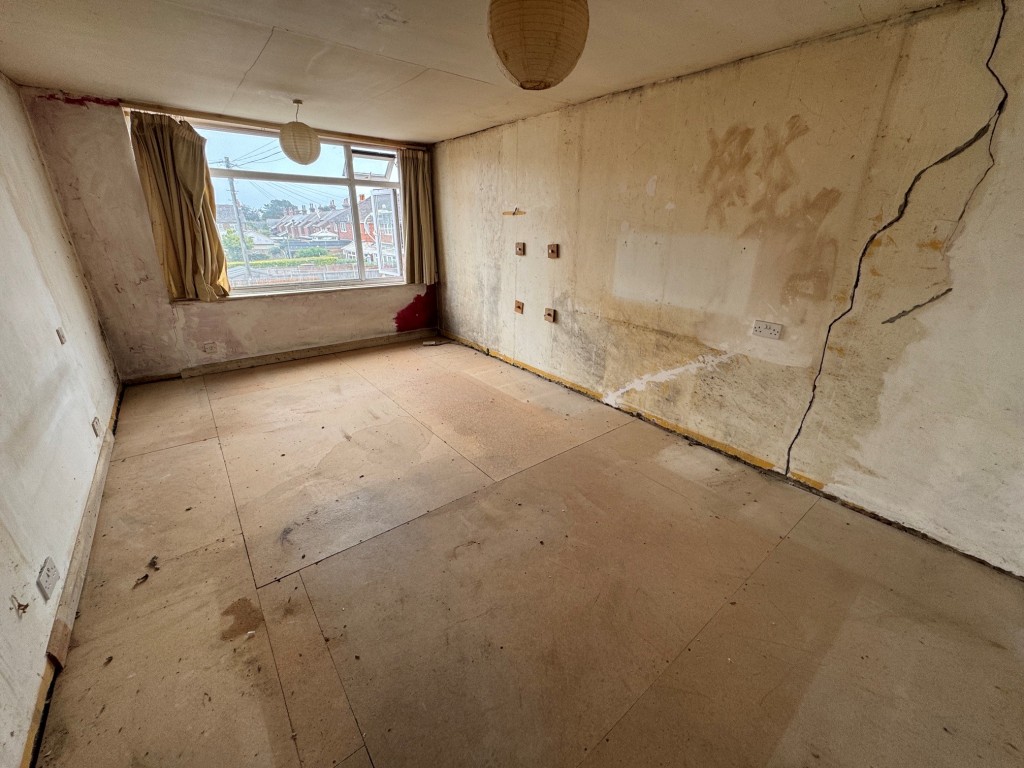 Lot: 16 - FIVE-BEDROOM HOUSE FOR TOTAL REFURBISHMENT WITH POTENTIAL PLOT - Bedroom 1